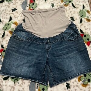 Preowned Indigo Rein maternity shorts. Sz L